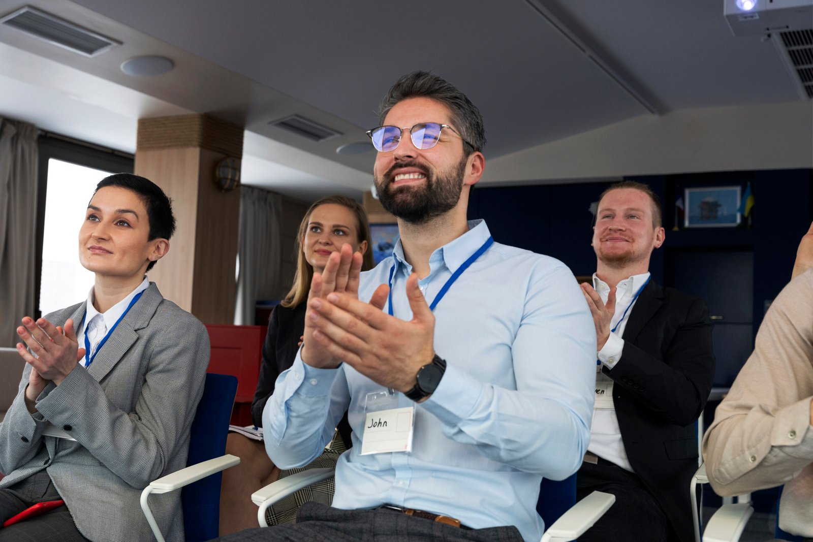 personas-que-participan-en-eventos-de-negocios