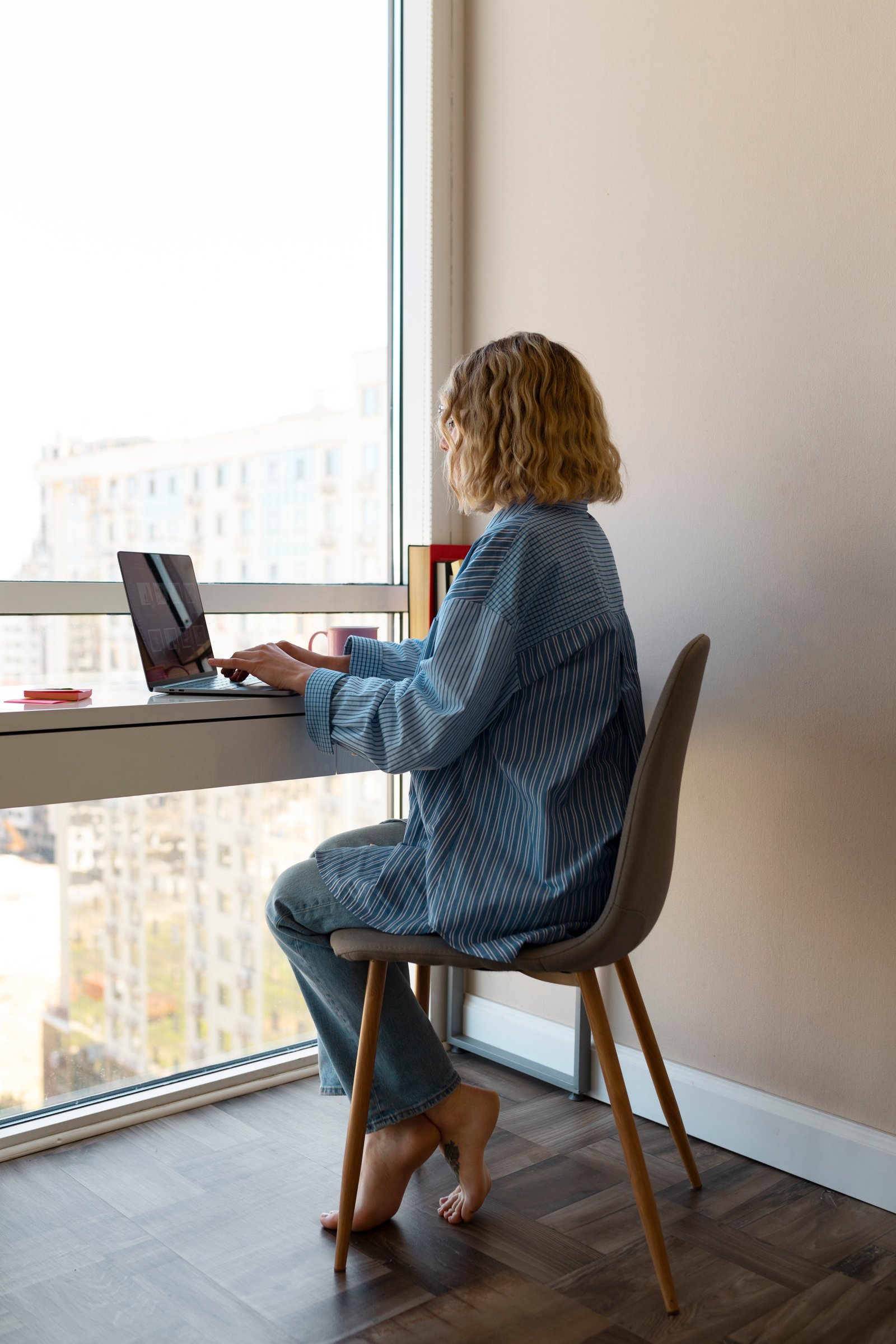 tiro-completo-mujer-que-trabaja-en-la-computadora-portatil
